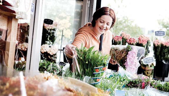 woman-at-flower-shop-living-life-with-a-stoma